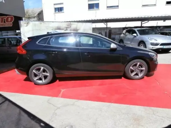 Volvo V40 2017 - 16800 EUR, 170641 km - AUTO.MOTO.pt - 170641km - foto 5 de 41