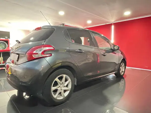 Peugeot 208 2014 - 9500 EUR, 220749 km - 220749km - foto 6 de 18