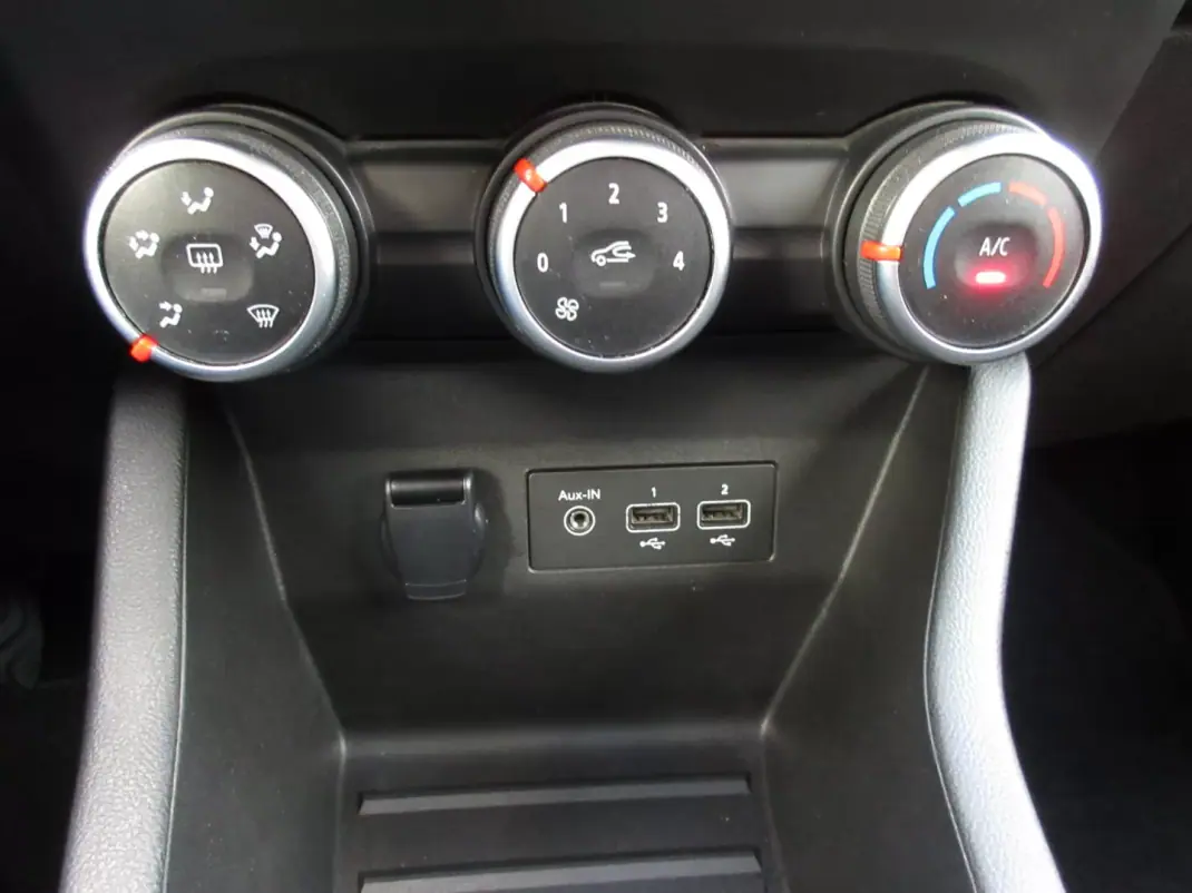 Renault Clio 2022 - 13490 EUR, 149000 km - AUTO.MOTO.pt - 149000km - foto 39 de 42
