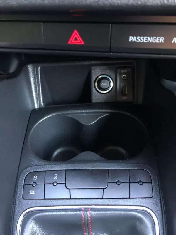 SEAT Ibiza 2016 - 10750 EUR, 142000 km - AUTO.MOTO.pt - 142000km - foto 19 de 33