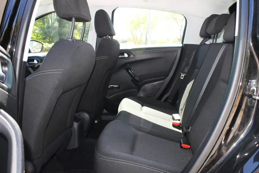 Peugeot 208 2018 - 9990 EUR, 109000 km - AUTO.MOTO.pt - 109000km - foto 18 de 27