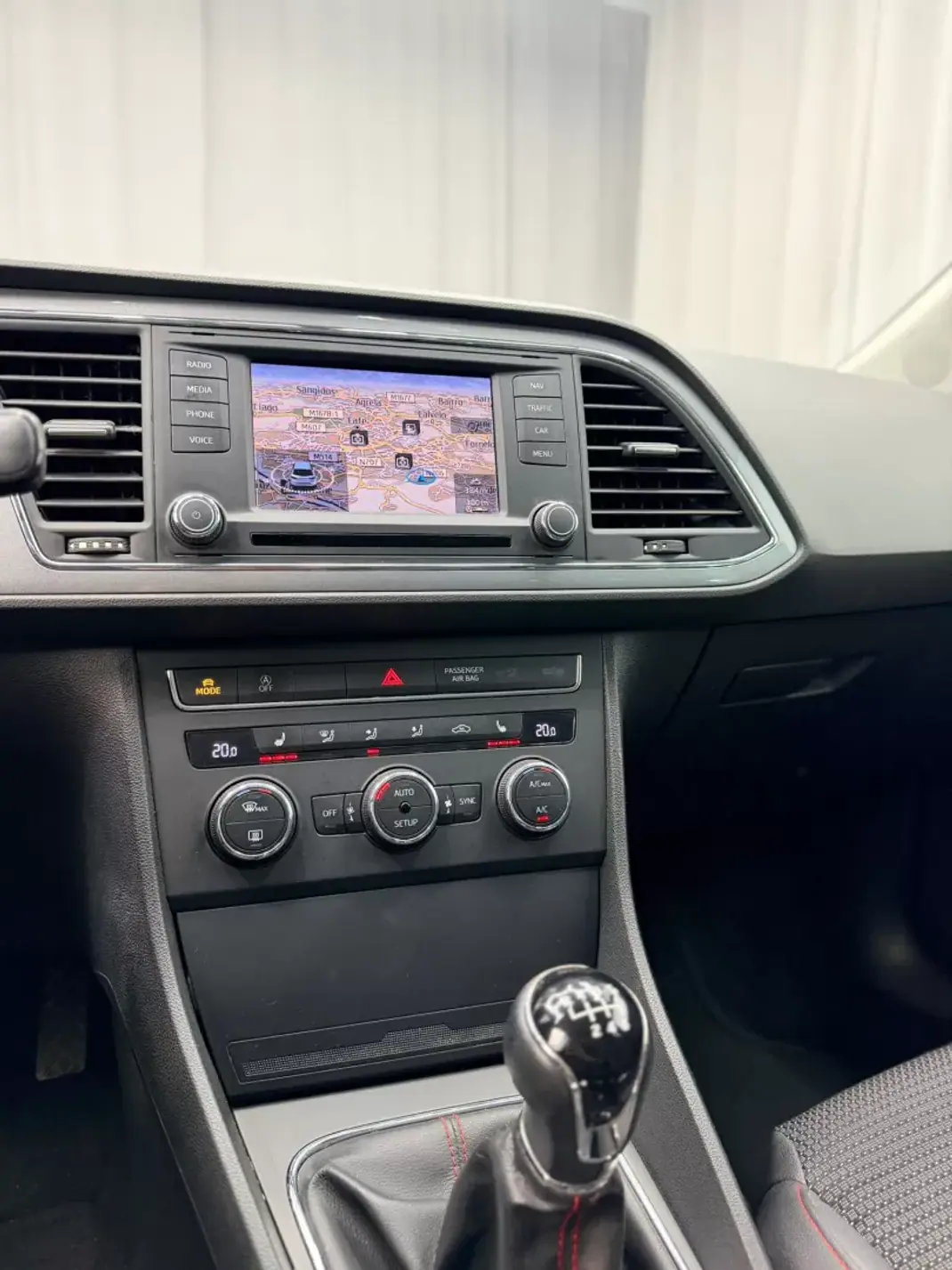 SEAT Leon 2014 - 14000 EUR, 160000 km - AUTO.MOTO.pt - 160000km - foto 11 de 18
