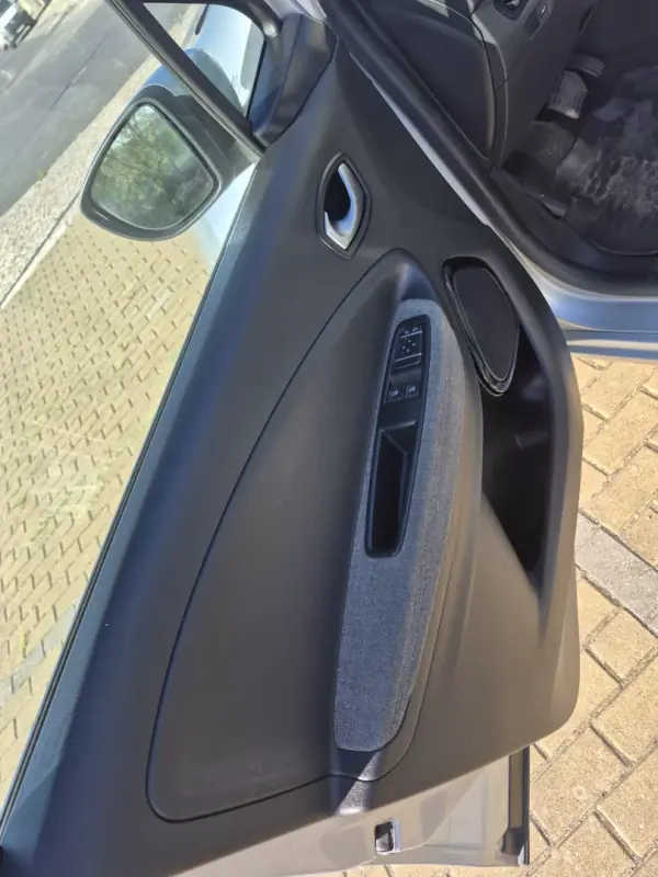 Renault Zoe 2020 - 12750 EUR, 133250 km - AUTO.MOTO.pt - 133250km - foto 17 de 29