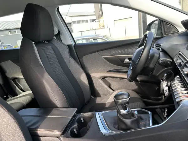 Peugeot 5008 2017 - 14900 EUR, 200000 km - AUTO.MOTO.pt - 200000km - foto 37 de 63