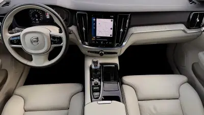 Volvo V60 2020 - 26500 EUR, 129000 km - AUTO.MOTO.pt - 129000km - foto 6 de 25