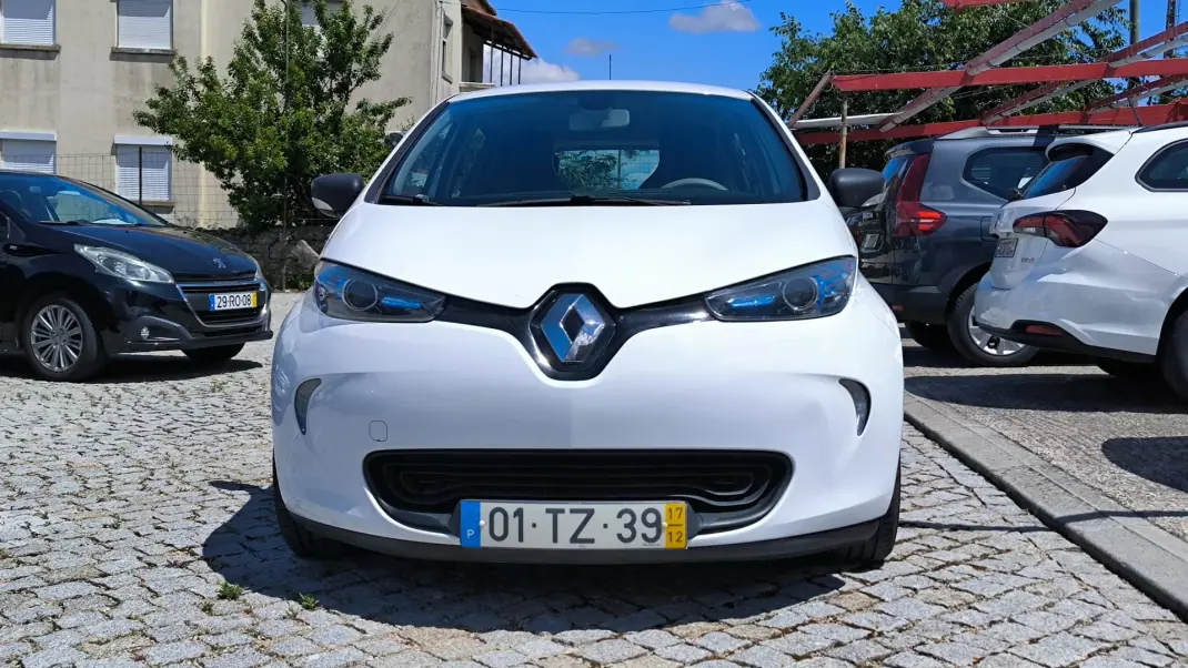 Renault Zoe 2017 - 8950 EUR, 117586 km - AUTO.MOTO.pt - 117586km - foto 2 de 8