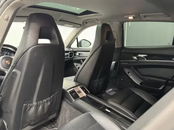 Porsche Panamera 2015 - 33990 EUR, 247000 km - AUTO.MOTO.pt - 247000km - foto 39 de 44