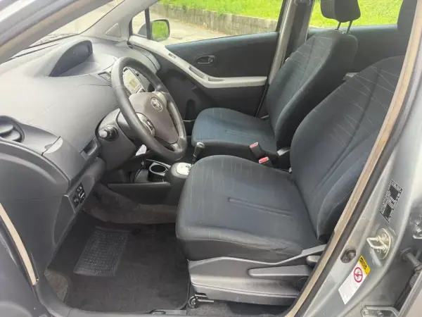 Toyota Yaris 2006 - 6900 EUR, 168000 km - AUTO.MOTO.pt - 168000km - foto 8 de 25