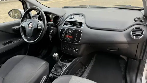 Fiat Punto 2015 - 9000 EUR, 170000 km - AUTO.MOTO.pt - 170000km - foto 28 de 34