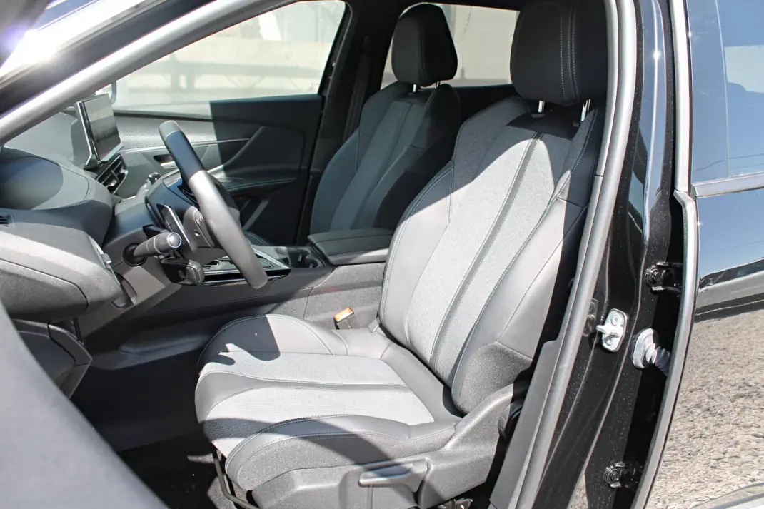 Peugeot 3008 2024 - 27480 EUR, 21284 km - 21284km - foto 9 de 17