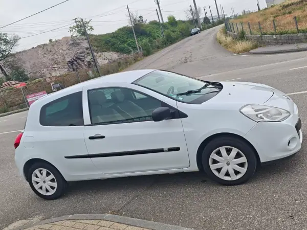 Renault Clio 2010 - 4000 EUR, 252000 km - AUTO.MOTO.pt - 252000km - foto 7 de 14