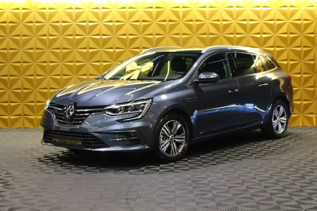 Renault Mégane Sport Tourer 2022 - 15900 EUR, 141000 km - AUTO.MOTO.pt - 141000km - foto 1 de 30