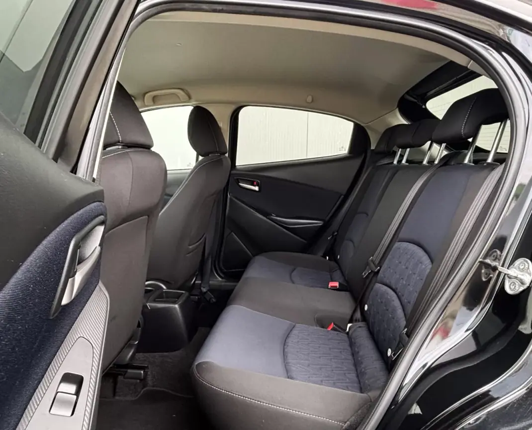 Mazda 2 2015 - 11500 EUR, 75000 km - AUTO.MOTO.pt - 75000km - foto 12 de 33