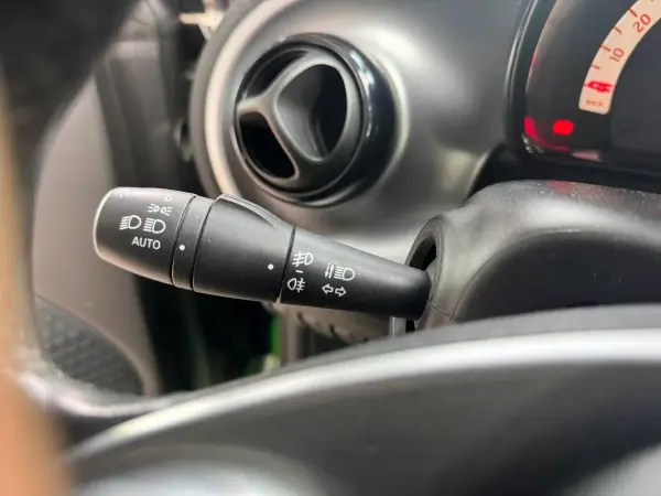 Smart Fortwo Cabrio 2019 - 12900 EUR, 58988 km - AUTO.MOTO.pt - 58988km - foto 10 de 19