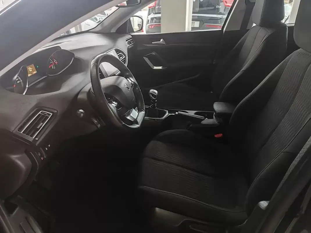 Peugeot 308 2014 - 9350 EUR, 207000 km - AUTO.MOTO.pt - 207000km - foto 11 de 34