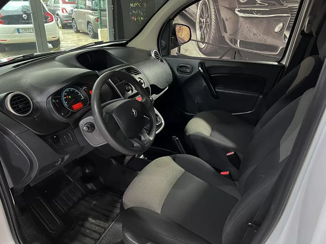 Renault 2021 - 11600 EUR, 110358 km - AUTO.MOTO.pt - 110358km - foto 6 de 20