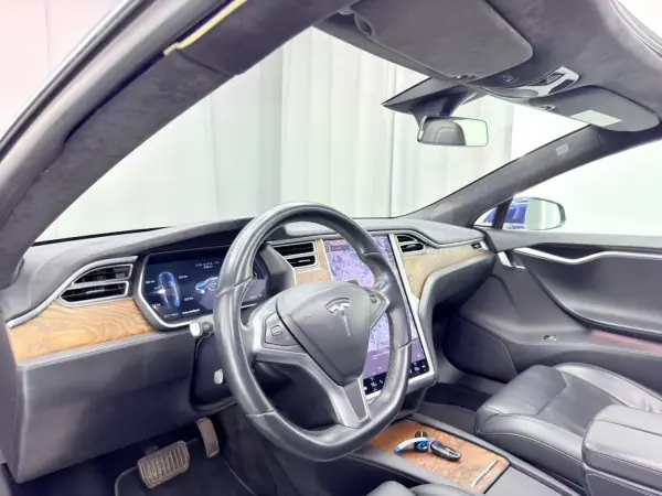 Tesla Model S 2017 - 18000 EUR, 250000 km - AUTO.MOTO.pt - 250000km - foto 22 de 24