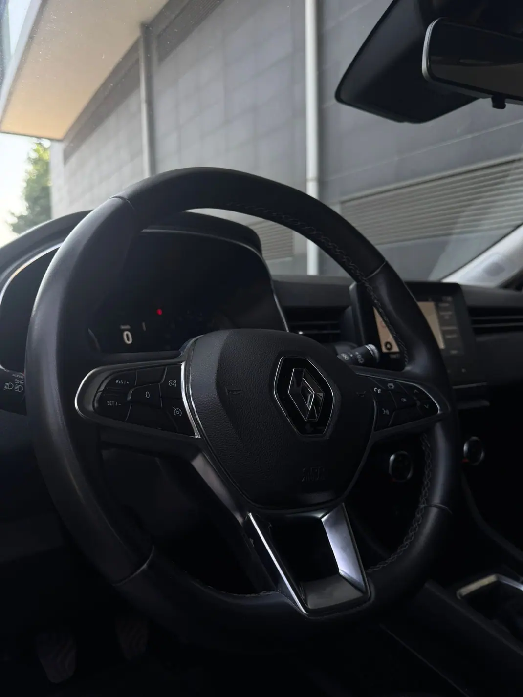 Renault Clio 2021 - 12700 EUR, 79000 km - AUTO.MOTO.pt - 79000km - foto 6 de 11