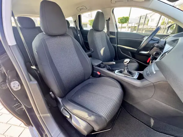 Peugeot 308 SW 2018 - 9990 EUR, 210000 km - AUTO.MOTO.pt - 210000km - foto 14 de 17