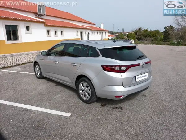 Renault Mégane Sport Tourer 2020 - 14250 EUR, 178000 km - AUTO.MOTO.pt - 178000km - foto 12 de 26