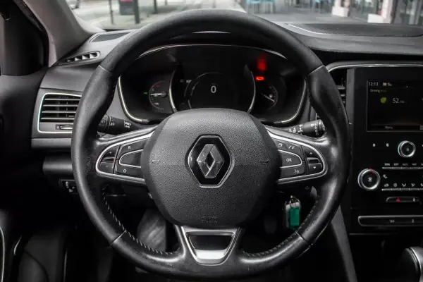 Renault Mégane Sport Tourer 2018 - 9990 EUR, 330112 km - AUTO.MOTO.pt - 330112km - foto 12 de 38