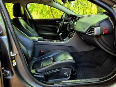 Jaguar XE 2015 - 14250 EUR, 184000 km - AUTO.MOTO.pt - 184000km - foto 15 de 23