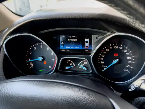Ford Focus 2018 - 11500 EUR, 95000 km - AUTO.MOTO.pt - 95000km - foto 15 de 23