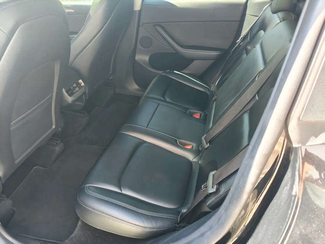 Tesla Model Y 2023 - 28500 EUR, 158000 km - 158000km - foto 5 de 9