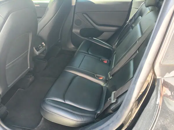 Tesla Model Y 2023 - 28500 EUR, 158000 km - AUTO.MOTO.pt - 158000km - foto 5 de 9