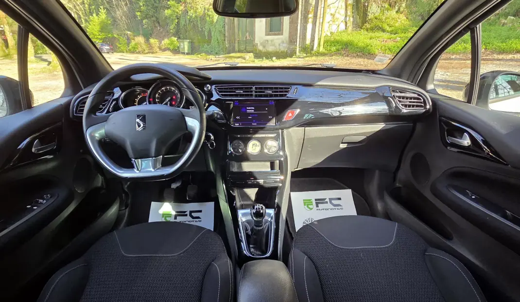 Citroën DS3 2015 - 9850 EUR, 185000 km - AUTO.MOTO.pt - 185000km - foto 11 de 19