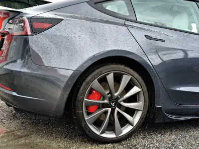 Tesla Model 3 2020 - 30400 EUR, 105371 km - AUTO.MOTO.pt - 105371km - foto 10 de 26