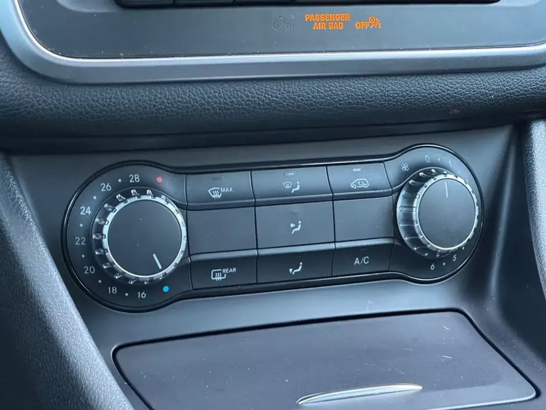 Mercedes-Benz GLA 180 2016 - 19950 EUR, 80000 km - AUTO.MOTO.pt - 80000km - foto 25 de 26