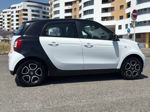 Smart ForFour 2016 - 11995 EUR, 84000 km - AUTO.MOTO.pt - 84000km - foto 26 de 42