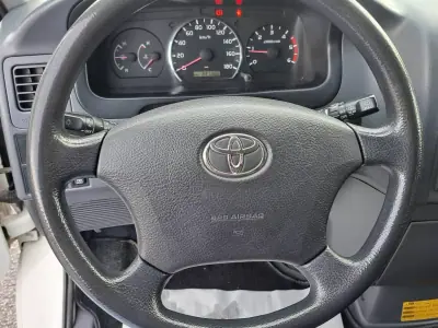 Toyota HiAce 2010 - 12500 EUR, 331380 km - AUTO.MOTO.pt - 331380km - foto 23 de 30