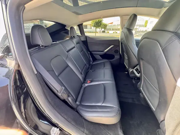 Tesla Model Y 2023 - 32990 EUR, 130000 km - 130000km - foto 16 de 18
