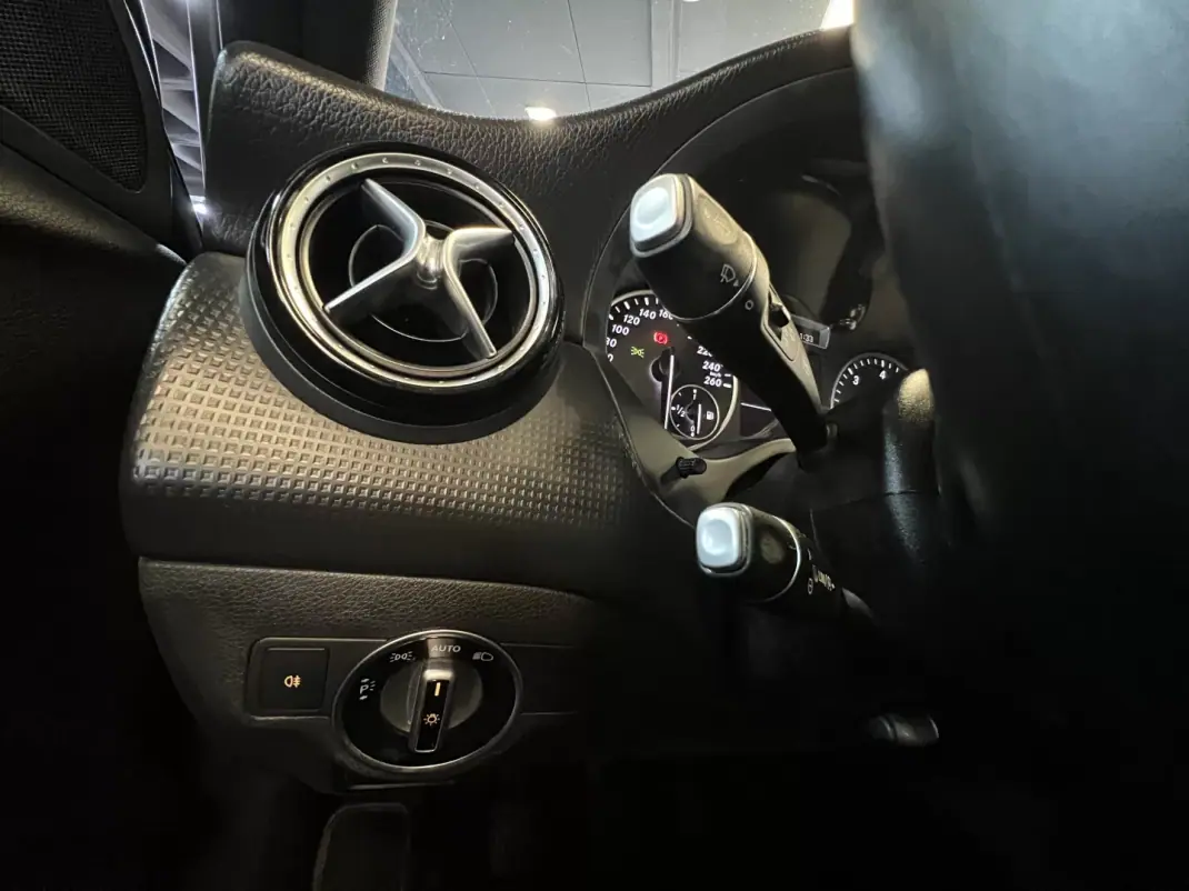 Mercedes-Benz A 180 2013 - 12990 EUR, 180000 km - AUTO.MOTO.pt - 180000km - foto 33 de 36