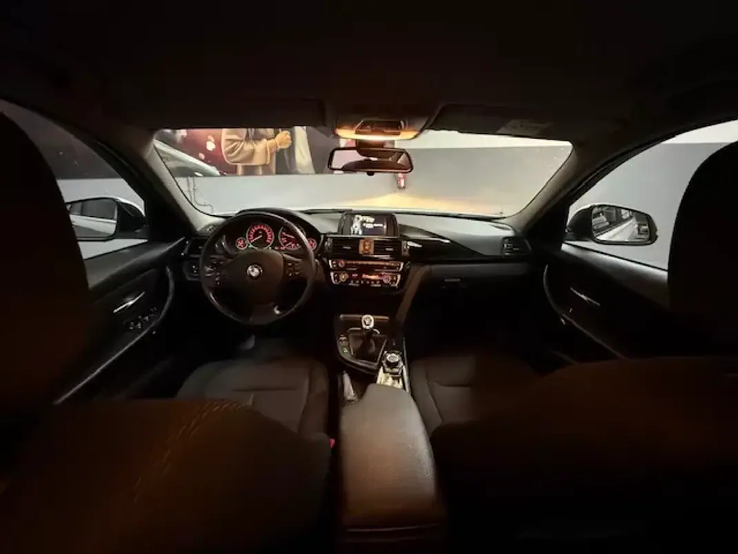 BMW 318 2015 - 12250 EUR, 254090 km - AUTO.MOTO.pt - 254090km - foto 10 de 16