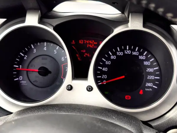 Nissan Juke 2014 - 10250 EUR, 107000 km - AUTO.MOTO.pt - 107000km - foto 15 de 20