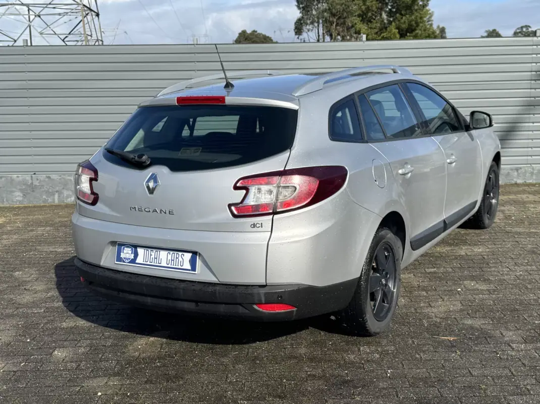 Renault Mégane Break 2011 - 7950 EUR, 226000 km - AUTO.MOTO.pt - 226000km - foto 5 de 6