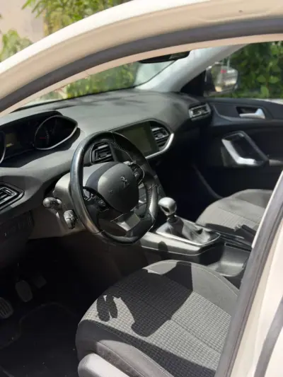 Peugeot 308 2019 - 13900 EUR, 123366 km - AUTO.MOTO.pt - 123366km - foto 8 de 9
