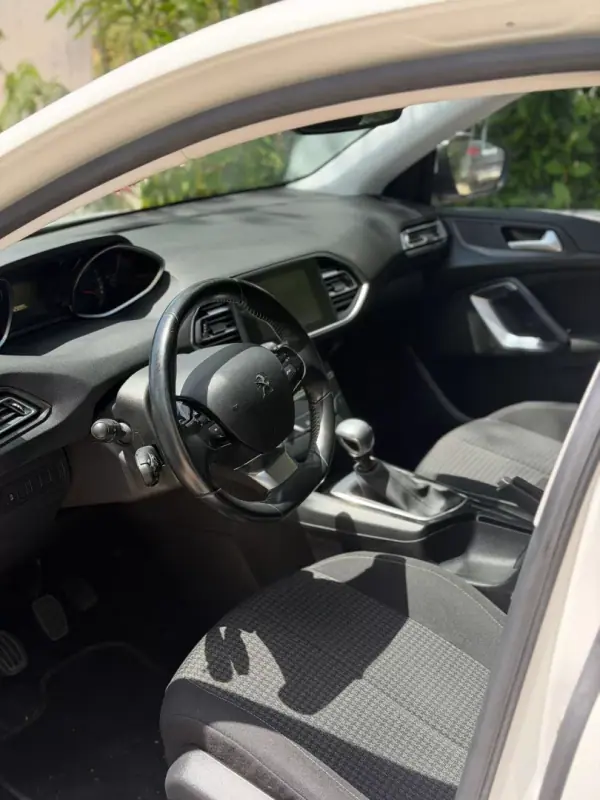Peugeot 308 2019 - 13900 EUR, 123366 km - AUTO.MOTO.pt - 123366km - foto 8 de 9