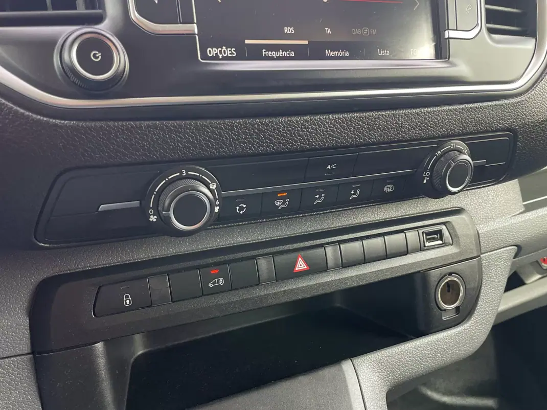 Opel COMBO 2022 - 17450 EUR, 123000 km - AUTO.MOTO.pt - 123000km - foto 33 de 37