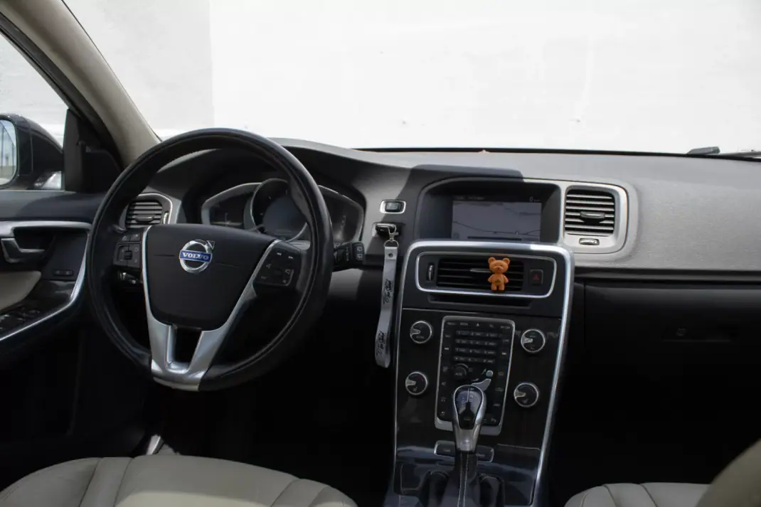 Volvo V60 2013 - 12500 EUR, 242000 km - 242000km - foto 32 de 45