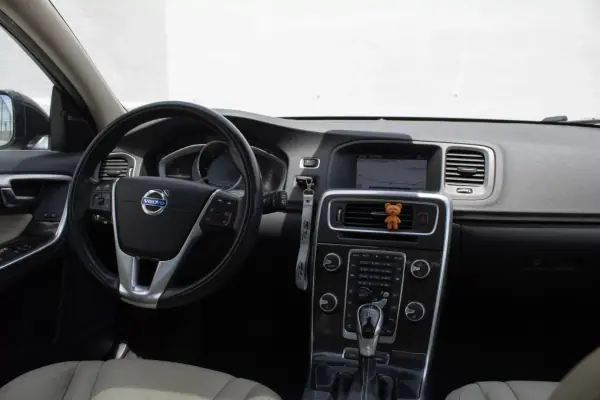 Volvo V60 2013 - 12500 EUR, 242000 km - AUTO.MOTO.pt - 242000km - foto 32 de 45