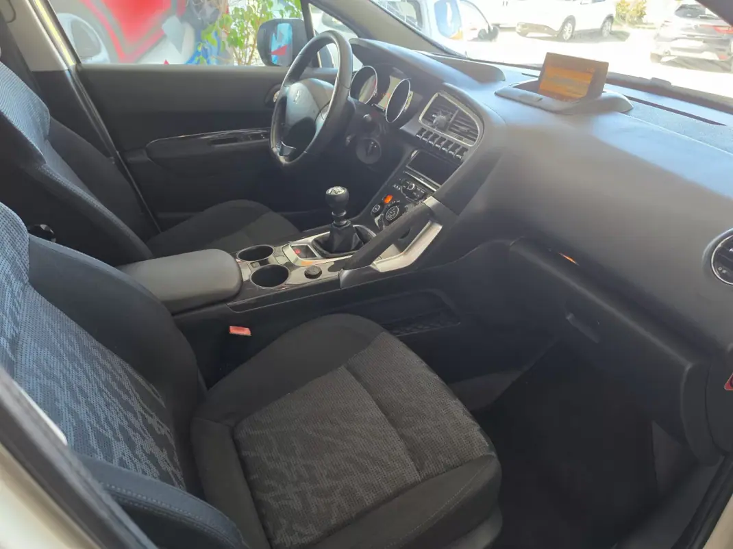 Peugeot 3008 2011 - 8450 EUR, 144500 km - 144500km - foto 17 de 22