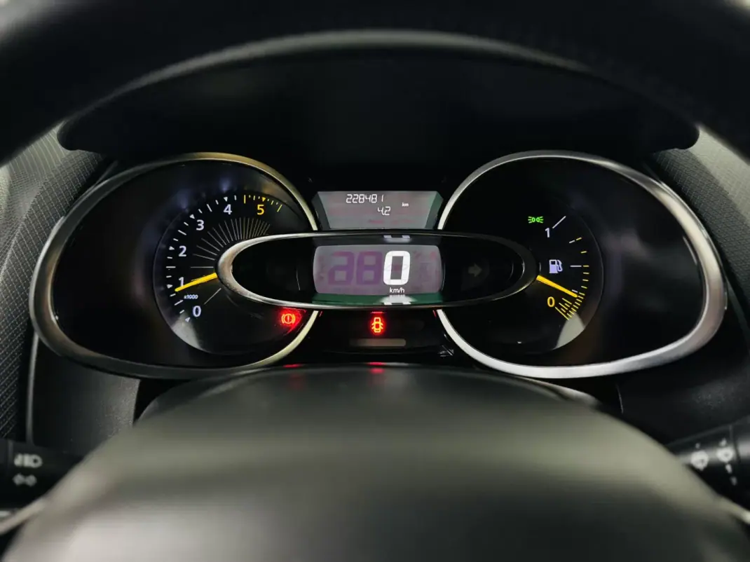Renault Clio 2012 - 5750 EUR, 228000 km - AUTO.MOTO.pt - 228000km - foto 32 de 44