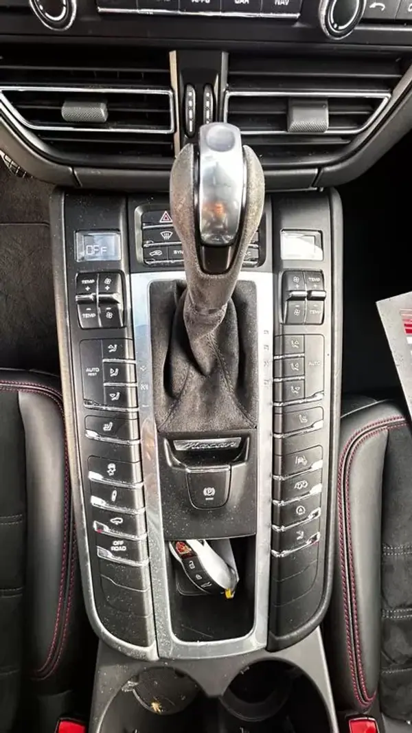 Porsche Macan 2021 - 89500 EUR, 94000 km - AUTO.MOTO.pt - 94000km - foto 16 de 21