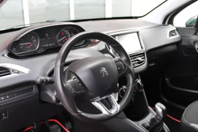 Peugeot 208 2016 - 8250 EUR, 137000 km - AUTO.MOTO.pt - 137000km - foto 19 de 26