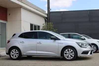 Renault Mégane 2020 - 13990 EUR, 180000 km - AUTO.MOTO.pt - 180000km - foto 7 de 29