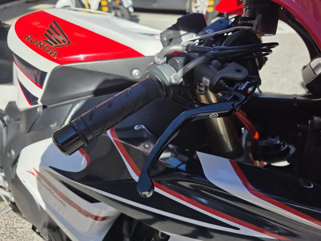 Honda CBR 1000RR 2008 - 7000 EUR, 31303 km - AUTO.MOTO.pt - 31303km - foto 5 de 12